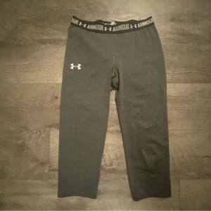 Grey girls Under Armour leggings.
